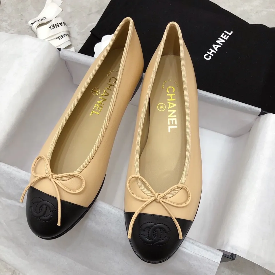 👟👟Ex-factory price 440👟👟 Chanel has been upgrading Chanel shoes ~ 2021ss top version HK overseas purchasing original cut at 1:1 Chanel Chanel Eternal Classic Bow Round Toe Ballet Shoes There are not many good quality, truly no pressure to enter and exit the counter. Regardless of the last type, leather material selection, and manufacturing process, they are all genuine craftsmanship and very sophisticated. ◾️Fabric: Mixed sheepskin imported from Italy ◾️Lining: Imported sheepskin (sweat-absorbent and soft) ◾️Sole: Italian special A-grade genuine leather sole (not ordinary thin sole in the market) ◾️Size: 35-39 [34 40 41 42 43 customization is not returnable]